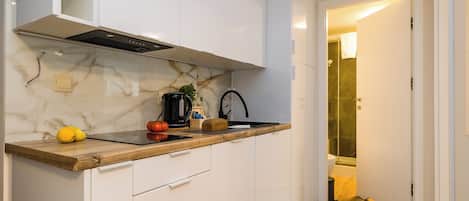 Departamento urbano | Cocina privada | Refrigerador con congelador, microondas y parrilla de estufa