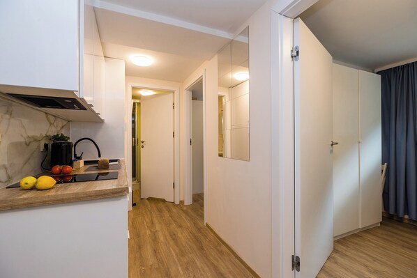 City-Apartment | Eigene Küche | Großer Kühlschrank, Mikrowelle, Herdplatte, Geschirrspüler