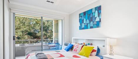 3 habitaciones, tabla de planchar con plancha y ropa de cama