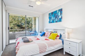 3 habitaciones, tabla de planchar con plancha y ropa de cama 