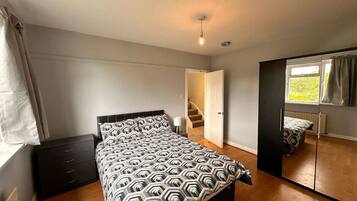 5 bedrooms, desk, iron/ironing board, WiFi