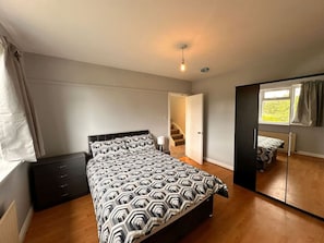 5 dormitorios, escritorio, tabla de planchar con plancha y wifi