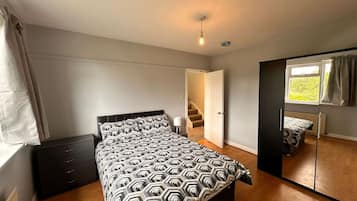 5 bedrooms, desk, iron/ironing board, WiFi