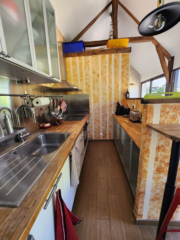 Microwave, oven, dishwasher, coffee/tea maker