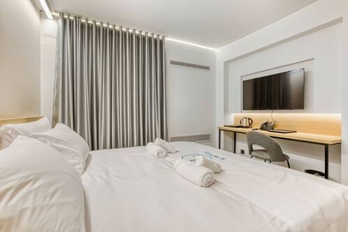 Classic Room | In-room safe, desk, laptop workspace, blackout curtains