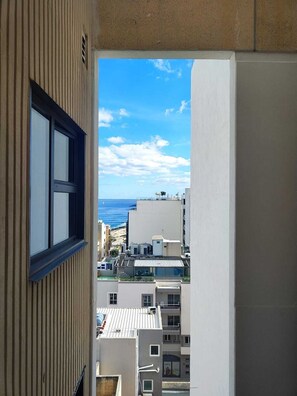 Rom – superior | Safe på rommet, skrivebord og skrivebord for bærbar PC