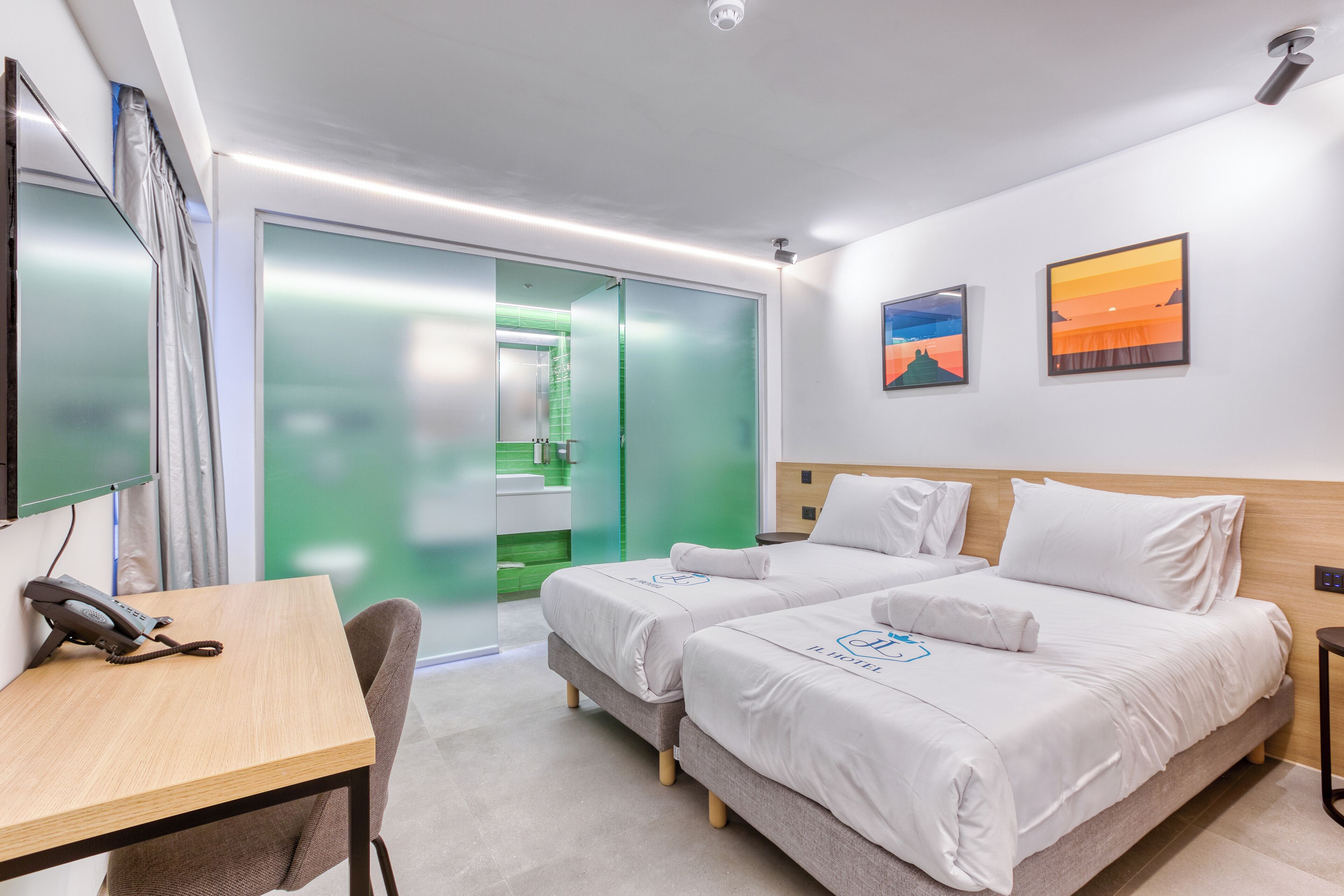 ตู้นิรภัยในห้องพัก, โต๊ะทำงาน, พื้นที่ทำงานแบบใช้แล็ปท็อป, ผ้าม่านกันแสง