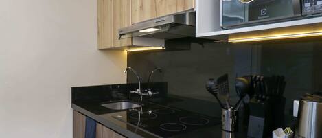 Geladeira, micro-ondas, cooktop, cafeteira/chaleira