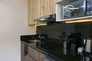 Køleskab, mikrobølgeovn, kogeplade, kaffe-/temaskine