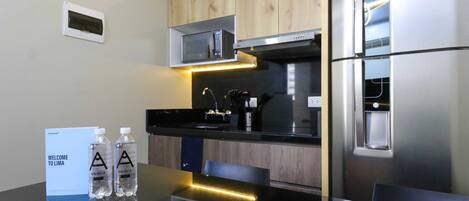 Réfrigérateur, micro-ondes, plaque de cuisson, cafetière/bouilloire