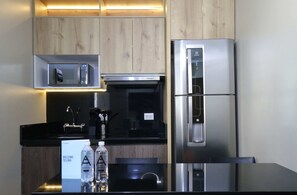 Réfrigérateur, micro-ondes, plaque de cuisson, cafetière/bouilloire