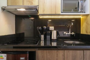 Køleskab, mikrobølgeovn, kogeplade, kaffe-/temaskine