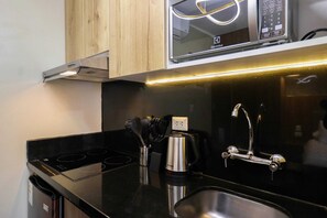 Køleskab, mikrobølgeovn, kogeplade, kaffe-/temaskine