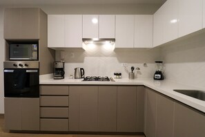 Fridge, microwave, oven, stovetop - w* | Majestic 2BR w/ Balcony in Miraflores (Miraflores)