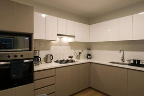 Fridge, microwave, oven, stovetop - w* | Majestic 2BR w/ Balcony in Miraflores (Miraflores)