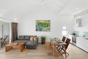 Deluxe-Apartment, Balkon, Meerblick | Wohnbereich | LED-Fernseher