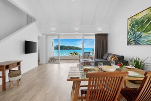 Deluxe-Apartment, Balkon, Meerblick | Wohnbereich