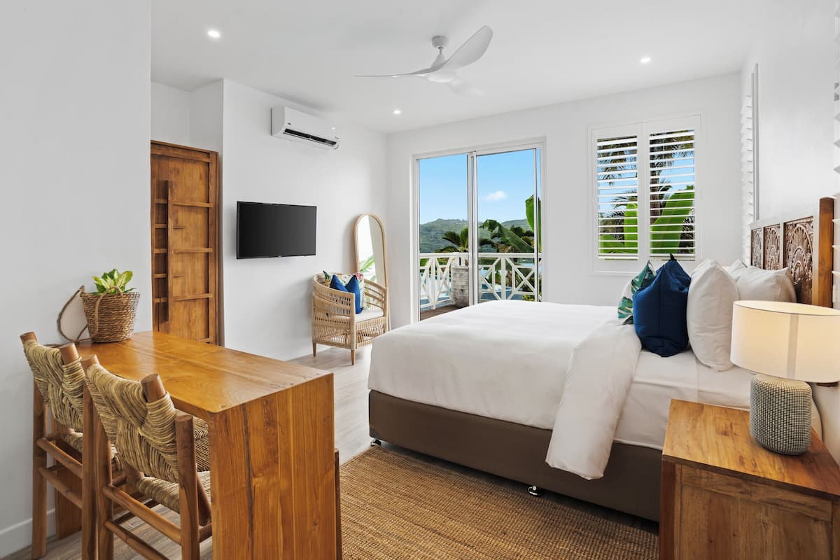 King Room with Pool View | 1 habitación, ropa de cama de alta calidad y camas con pillow-top
