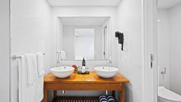 King Suite with Ocean View | Badezimmer | Dusche, Regendusche, Haartrockner, Handtücher