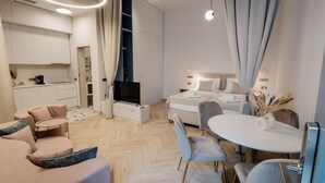 Studio – deluxe, flere senger | Skrivebord for bærbar PC, strykejern/-brett og wi-fi (inkludert)