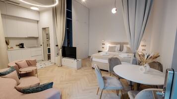 Estudio Deluxe, varias camas | 1 habitación y espacio para trabajar con laptop