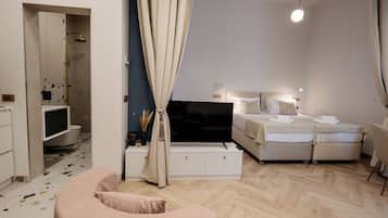 Deluxe Studio, Multiple Beds | 1 bedroom, laptop workspace, iron/ironing board, free WiFi