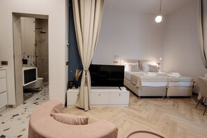 Estudio Deluxe, varias camas | Espacio para trabajar con un portátil y tabla de planchar con plancha