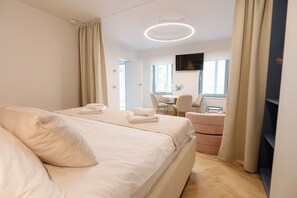 Laptop workspace, iron/ironing board, free WiFi, bed sheets - Boulevard Boutique B&B (Blaj)