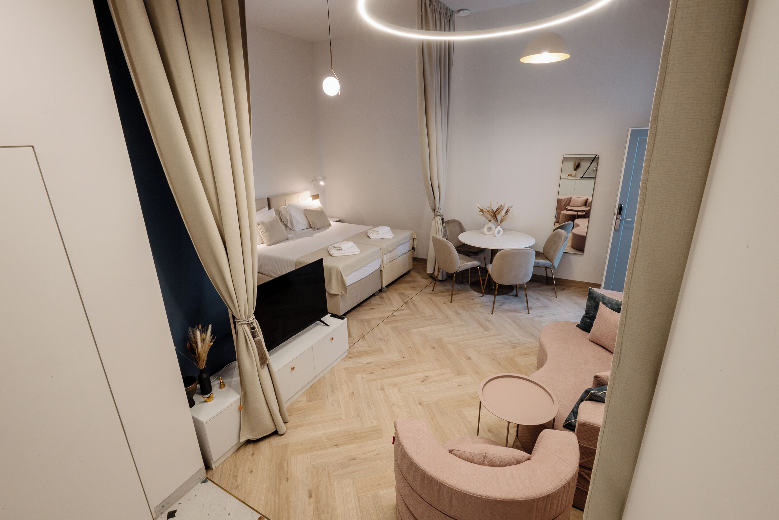 Deluxe Studio, Multiple Beds | Laptop workspace, iron/ironing board, free WiFi, bed sheets