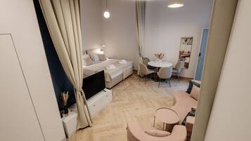 Deluxe Studio, Multiple Beds | Laptop workspace, iron/ironing board, free WiFi, bed sheets