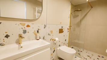 Deluxe Studio, 1 King Bed with Sofa bed, Courtyard View | Bathroom | Shower, hair dryer, towels, soap