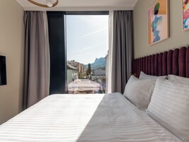 Medium Room | 高档床上用品、客房内保险箱、办公桌、笔记本电脑工作区