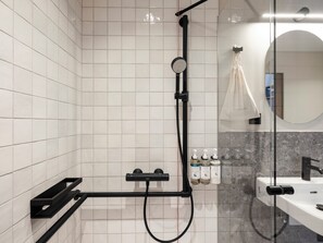 Medium Room - Accessible | Baño | Regadera, secadora de cabello, toallas, jabón