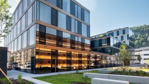 Un edificio moderno con grandes ventanales y techo plano.