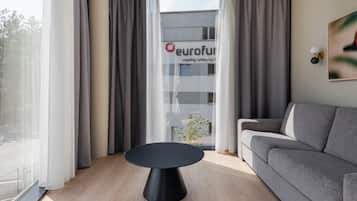 XL Room, Sofa Bed, Separate Living Area | 1 多间卧室、高档床上用品、客房内保险箱、办公桌