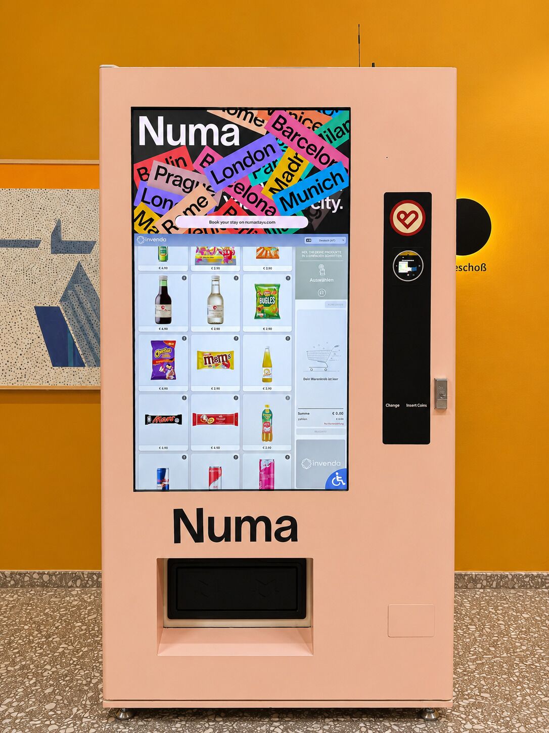 Un distributeur automatique Numa proposant un assortiment de collations et de boissons.