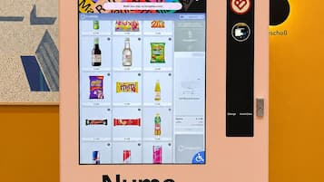 Un distributeur automatique Numa proposant un assortiment de collations et de boissons.