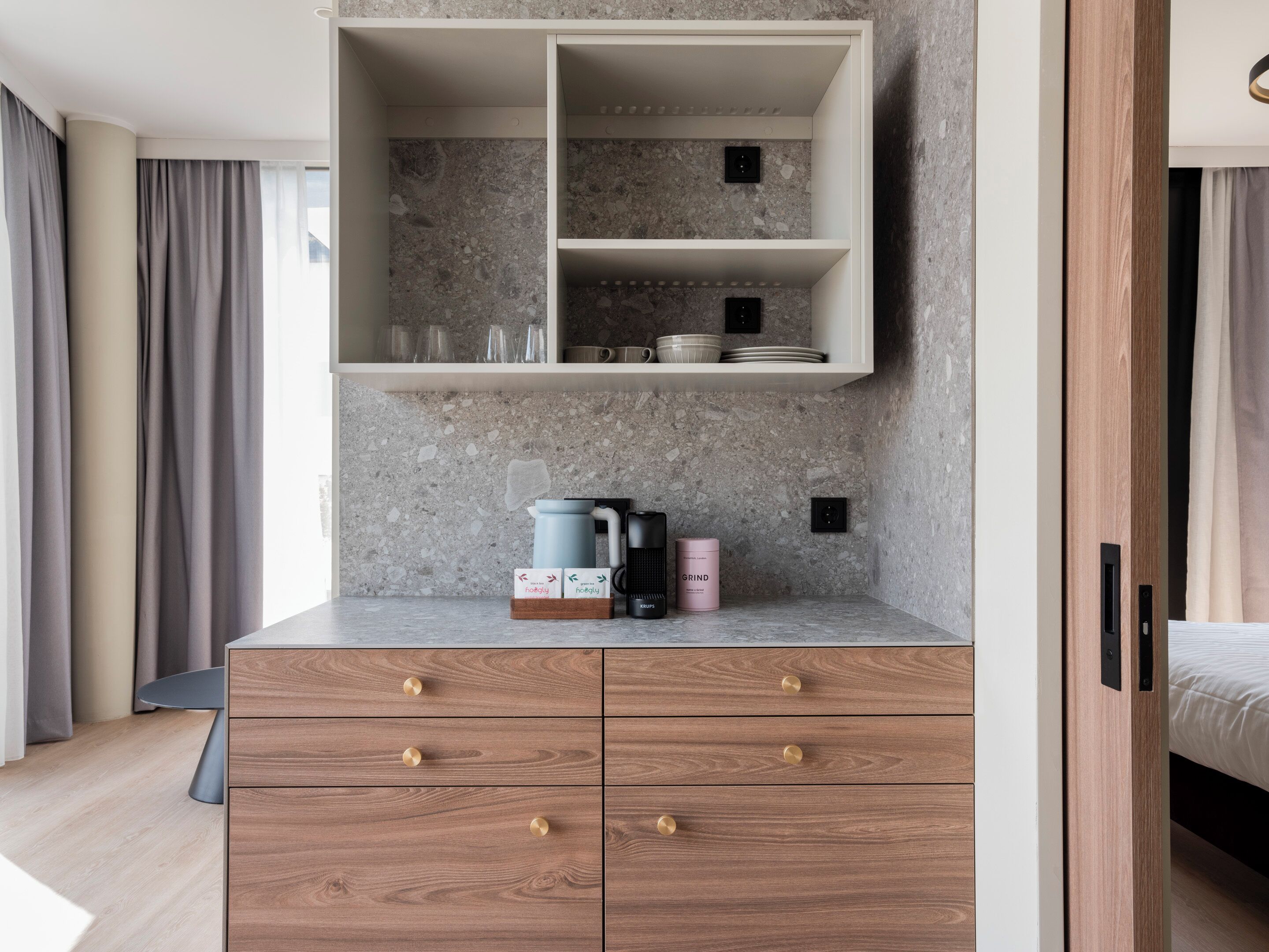 XL Room, Sofa Bed, Separate Living Area | 私人小型廚房 | 小冰箱、咖啡機/沖茶器、電熱水壺、鍋具/餐盤/廚房用品