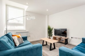 Een televisie en een kantoor