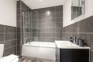 Dusj, hårføner og håndklær