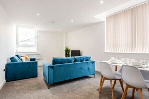 TV, offices - Lovely 1 Bedroom Apartment in Central Rotherham (Rotherham)