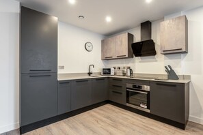 Kühlschrank, Mikrowelle, Ofen, Herdplatte