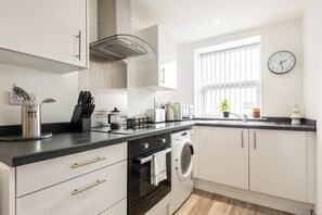 Een koelkast, een magnetron, een oven, een kookplaat