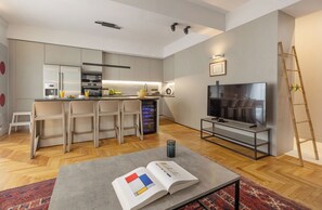 Een koelkast, een magnetron, een oven, een kookplaat