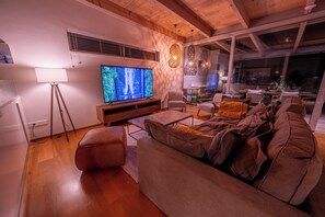 Smart TV, fireplace