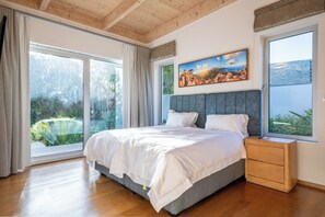 3 soverom, skrivebord, strykejern/-brett og reiseseng for barn