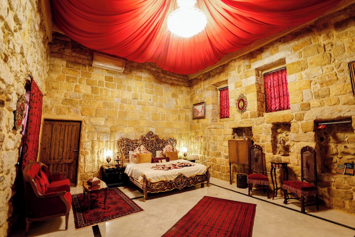 Suite estudio Royal, 1 cama King size, hidromasaje, en el área del patio | 1 habitación, ropa de cama de alta calidad y camas con efecto memoria