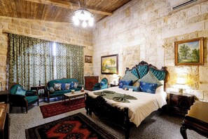 Royal Studio Suite, 1 King Bed, Balcony, Sea View