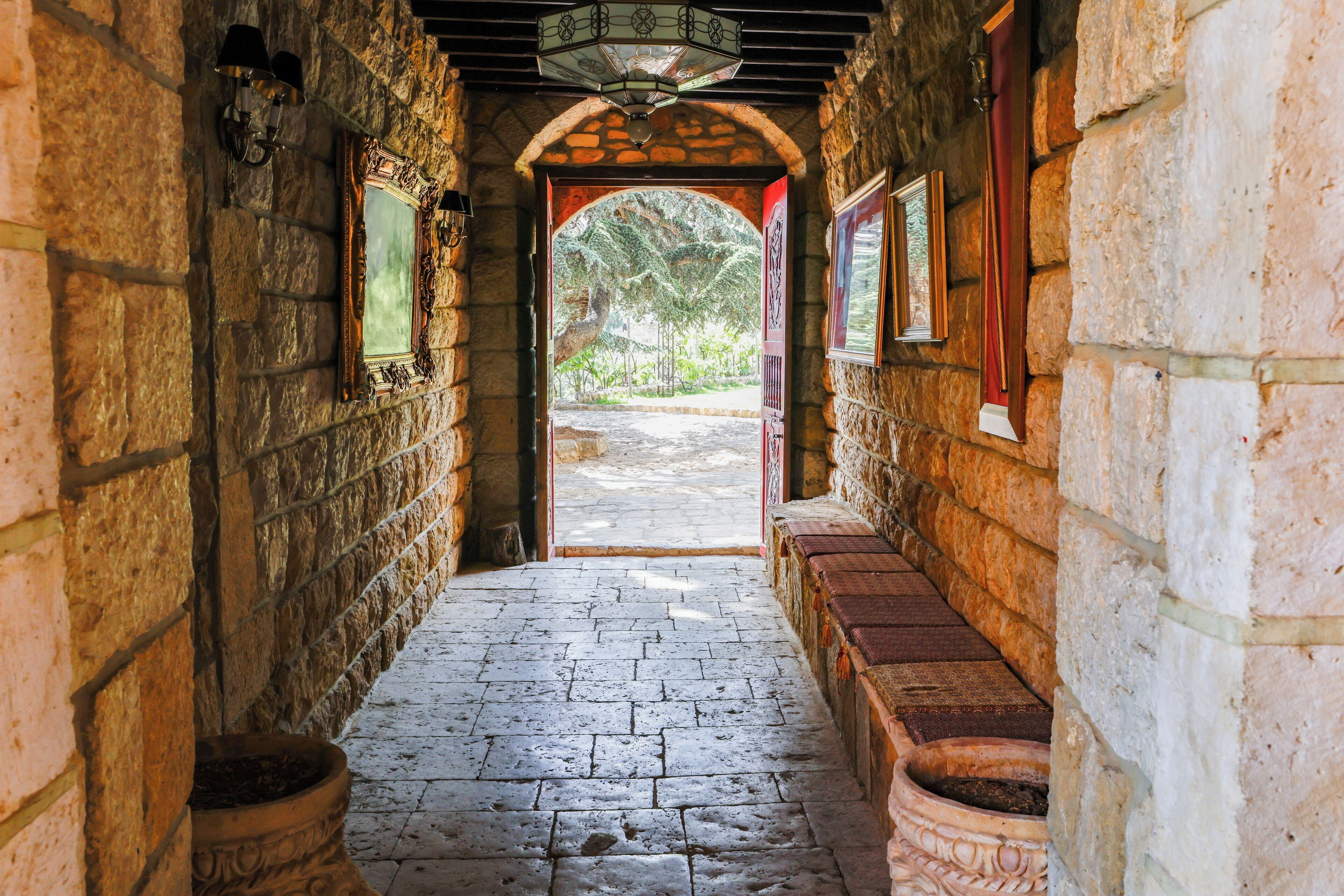 プレミアム スタジオスイート キングベッド 1 台 暖炉 ガーデンビュー | 高級寝具、低反発ベッド、ミニバー、客室ごとに異なる装飾