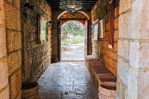 Ropa de cama de alta calidad, colchones con efecto memoria y minibar